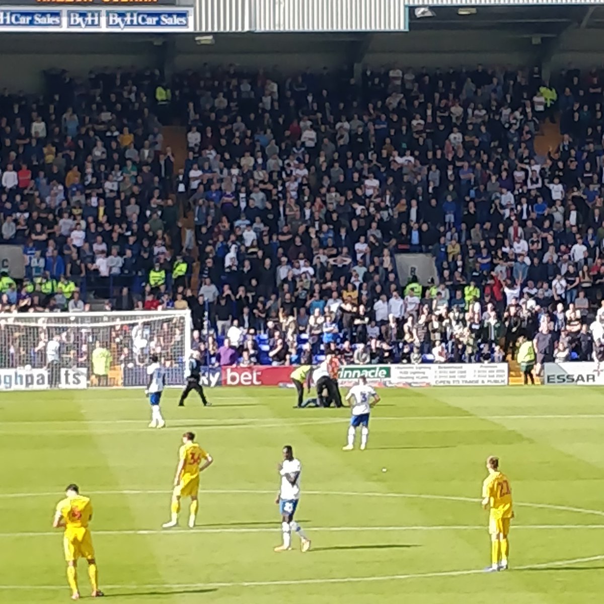 Gerben_G's tweet photo. Tranmere Rovers leuke club! 5-0 tegen Bolton Wanderers dat met tieners speelde door alle malaise. Goede awaysupport! #tranmererovers #trabol https://t.co/YfatahA9OR