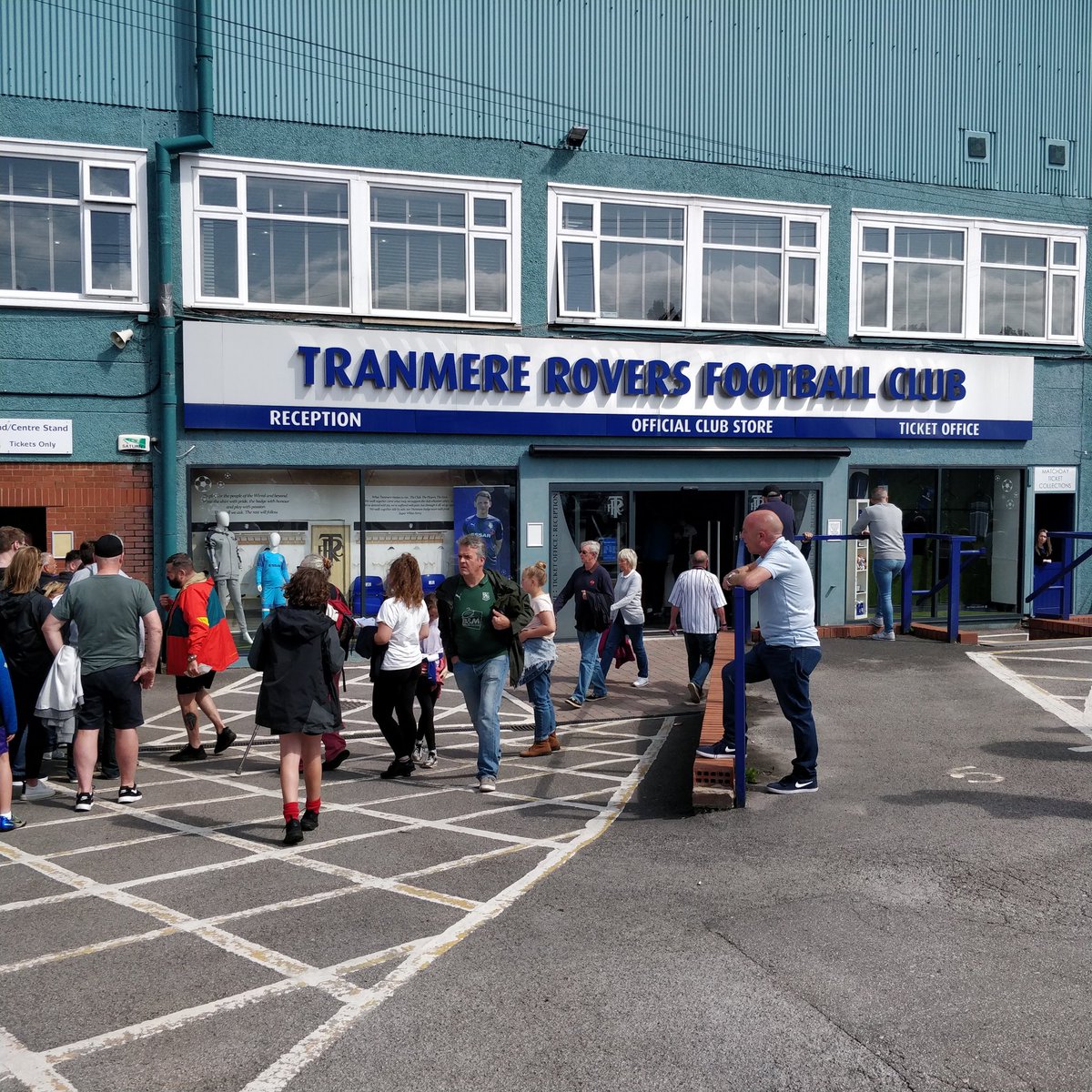 Gerben_G's tweet photo. Tranmere Rovers leuke club! 5-0 tegen Bolton Wanderers dat met tieners speelde door alle malaise. Goede awaysupport! #tranmererovers #trabol https://t.co/YfatahA9OR
