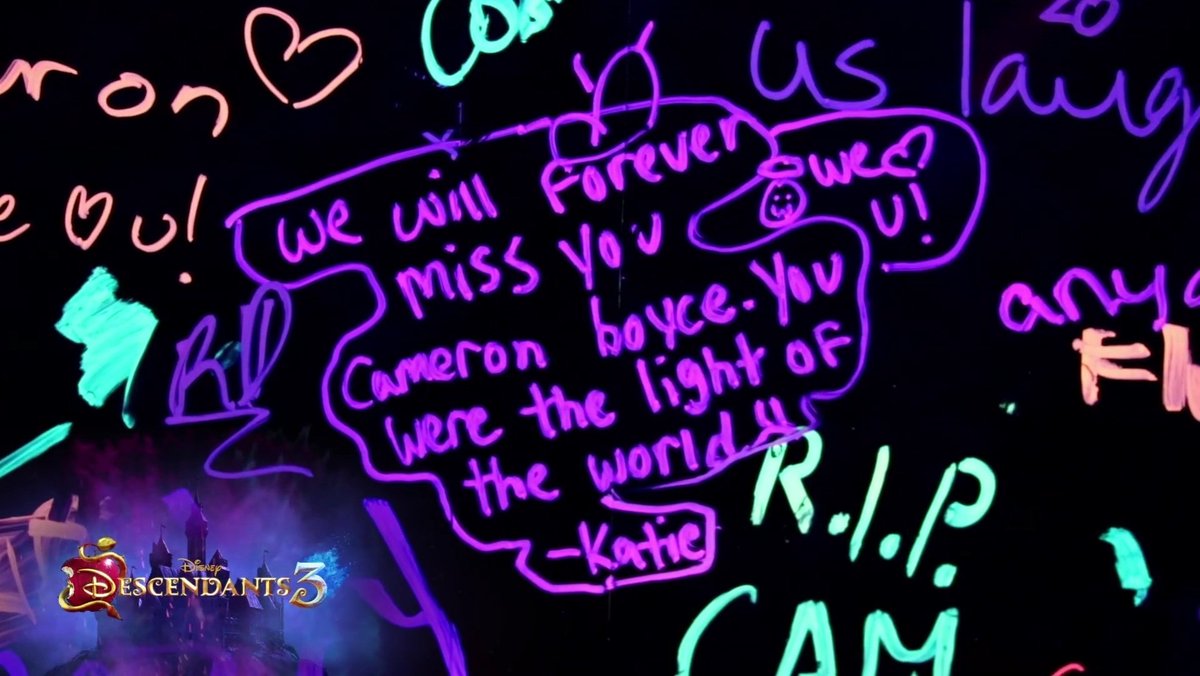 addictedtotim's tweet photo. That's so beautiful❤️🖤 #CameronBoyce #cameronboycerip #RIPCameronBoyce #vidcon2019 #Descendants3 https://t.co/AkxmStLB8V