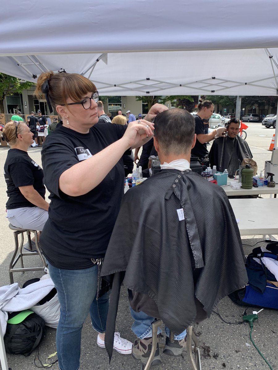 ChelseaLooney's tweet photo. Taking time to give back! A great morning with the @Pushpay team at @churchome for their annual #serveyourcity Street Store in #seattle. Pouring some love on people in our community that are experiencing homeliness #pushpaycares https://t.co/kYUakbfBaI