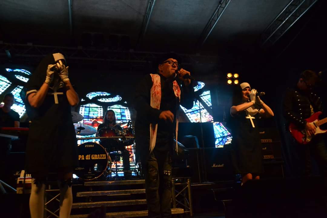 Ook vanavond dik  feest! Papa di Grazzi die Zwartemeer op de kop zet. 
Party time....thats  just the way it is