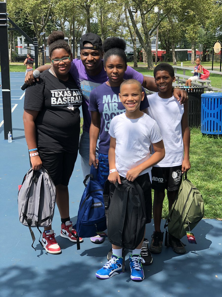 s_gibbs11's tweet photo. Gave away 100 FREE book bags to kids today! HUGE thank you to @ConnectOneBank for helping make this event more than possible!! Shout out to my big brother @TeamTOC_ICE and the AFATO team for giving back to kids from all over New Jersey❤️🙏🏽‼️ #AFATO #TeamTOC 🏆 #ABetterPlaceToBe https://t.co/iQTlRLdPon