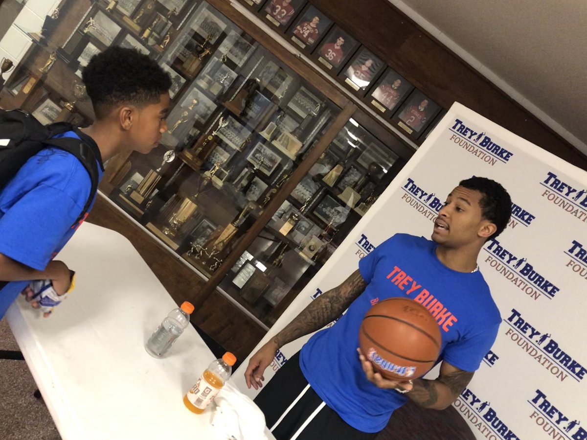 JBates21's tweet photo. Huge Thanks to @TreyBurke and family for sacrificing their time and giving back to Columbus with a Free Camp today!! JR had the time of his life and I appreciate the words you gave him!!
#ALLOHIORED
#ColumbusPGs https://t.co/b2q5jQfS5p