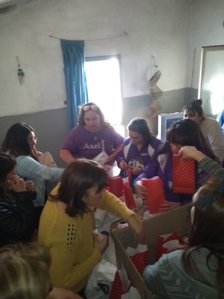 SolotuCBA's tweet photo. Llegó el día CÓRDOBA #CampañaSolidaria para el Merendero @tumano_cba
Gracias a todos los clubes por su participación, los chicos felices 😍
@ClubSoloTu_Arg
@Fonsi_FielesCba
@UniversoAxelCba
@LazosChayArgen
@dbcordobasma
@Bauteenlasangre
@Gritodeguerraar
@FCAngelDorado https://t.co/lrfaEiFnL8