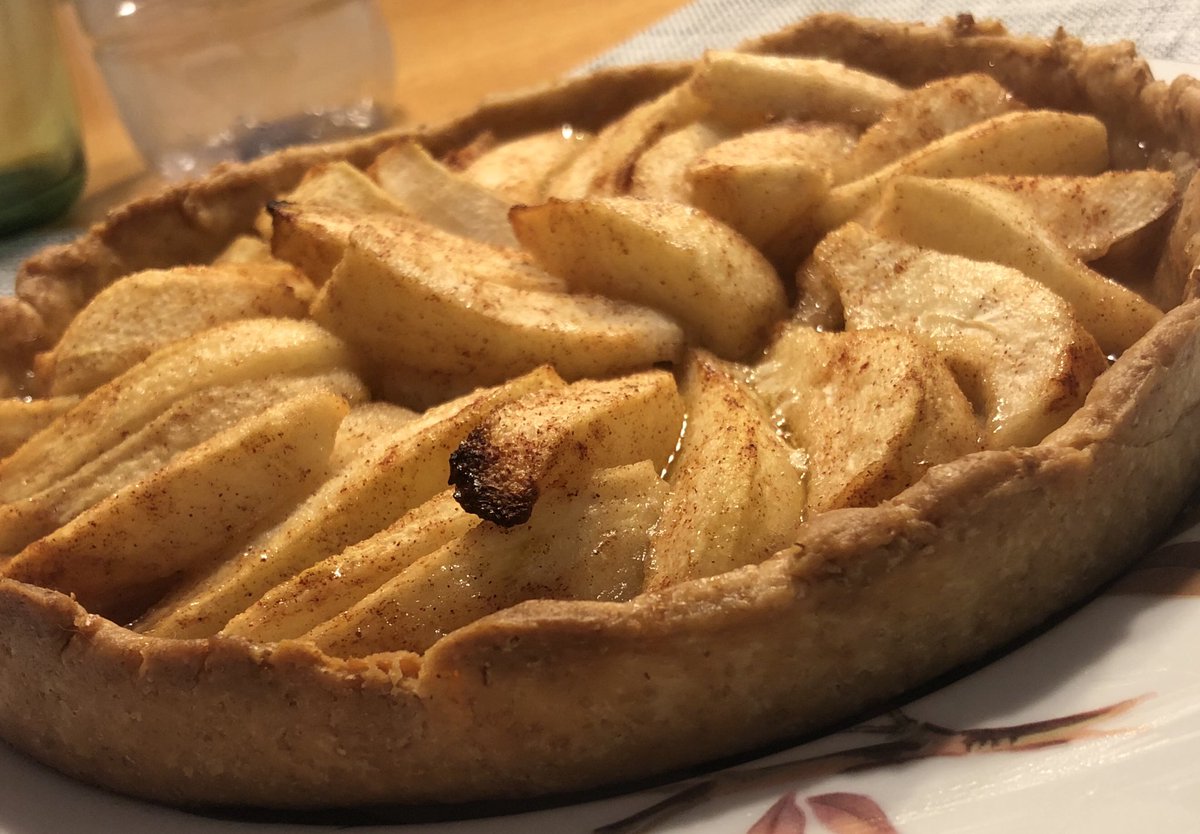 When you have for dinner a vegan customer, the only thing you can do to make him very happy is a vegan cake!! Poached pears and cinnamon tarte..totally vegan...and gluten free. Yummy exactly as you see...every single bite!! Totally homemade...#tenterden #vegan
