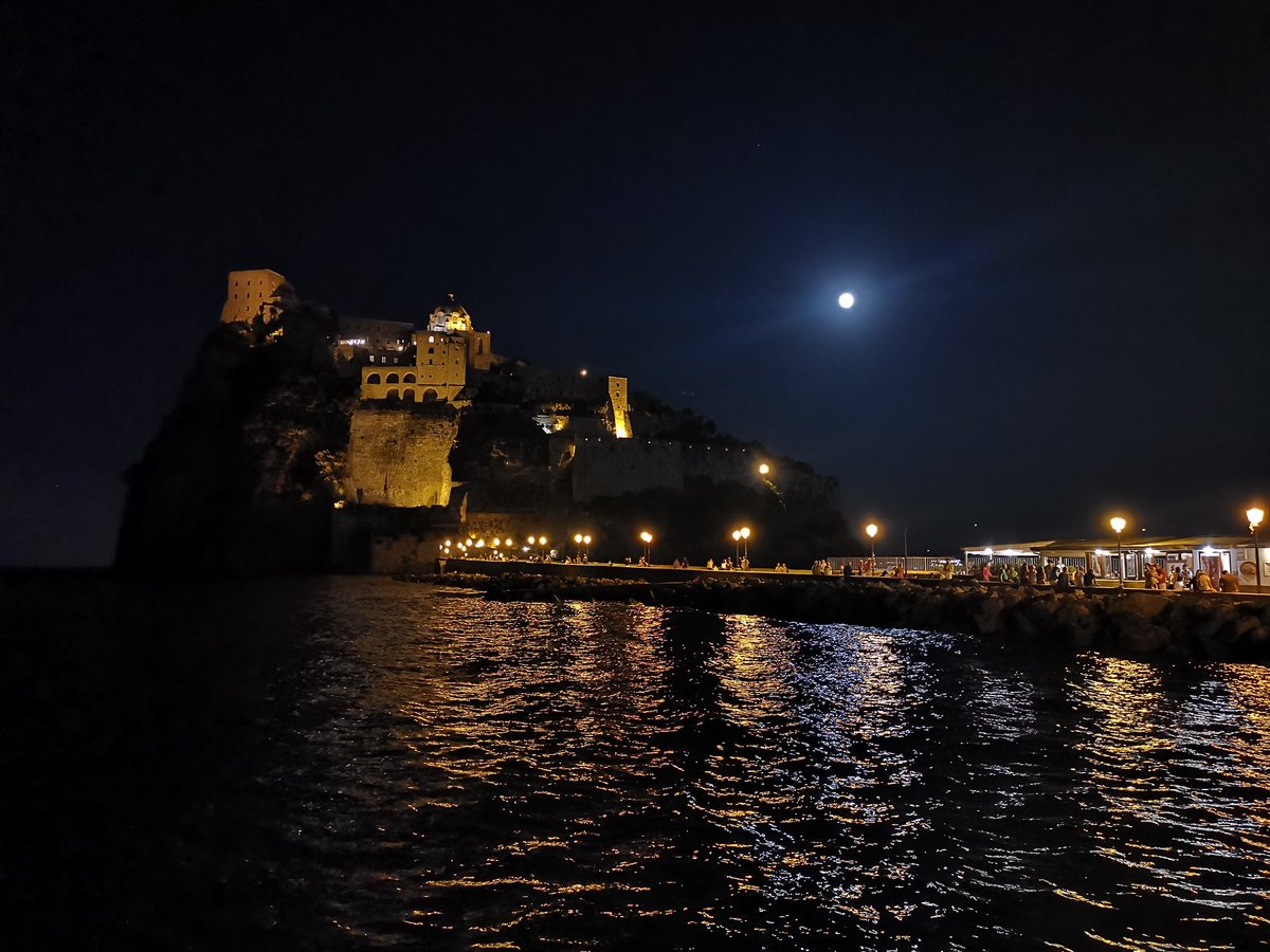 IschiaTown's tweet photo. A volte bisogna fermarsi e alzare lo sguardo. Ritrovarsi nei luoghi del cuore

#ischia
#sea
#Dreamcatcher 
#Huawei 
#Nikon 
#night https://t.co/RNB2hSsjQr