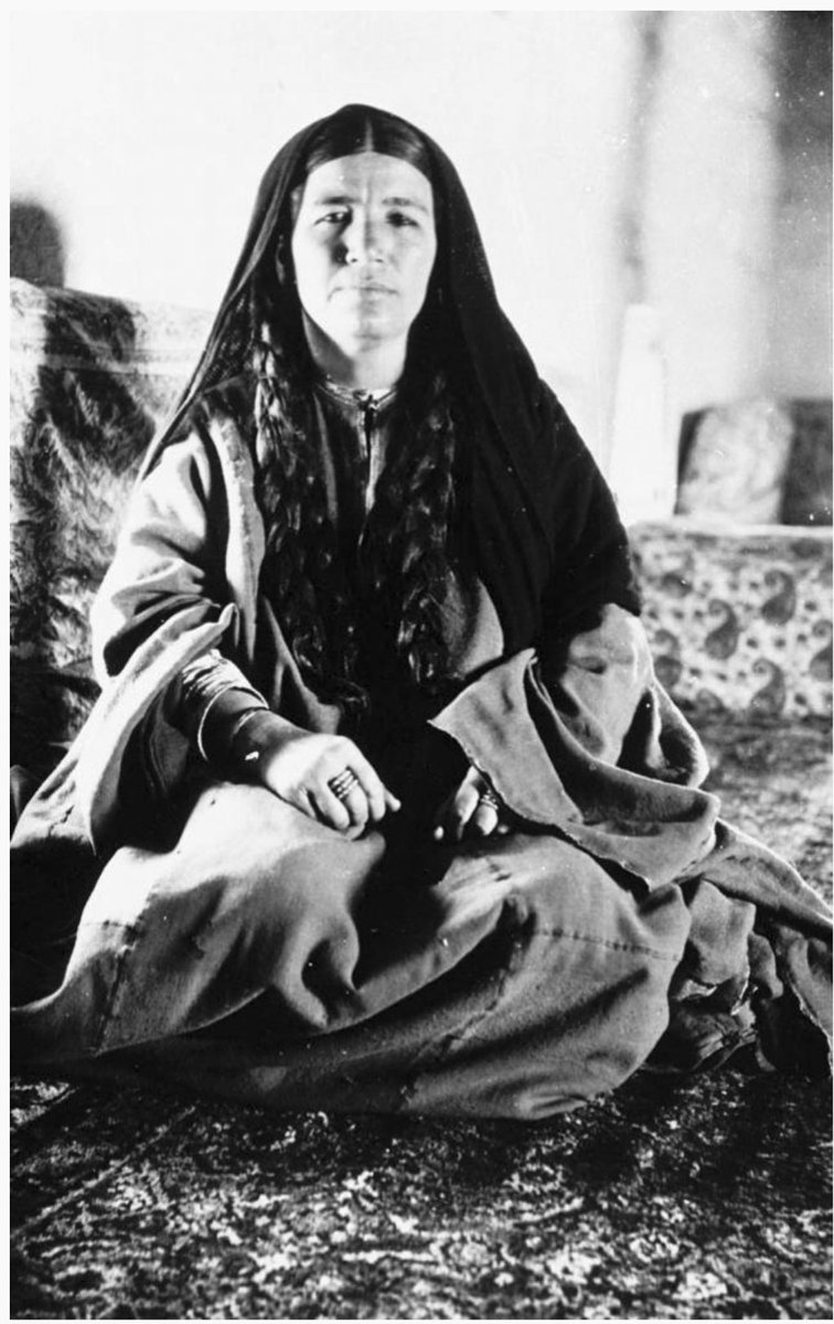 الان !
سأضع مجموعة كبيرة لصور جيرترودبيل لحائل ورجالها وصور سوقها وقصورها وشوارعها ومبانيها
وهناك مئات الصور غيرها حاولت ان استقي أفضلها وأجملها وأوضحها 
لم توضح في صورها اسماء الرجال ولا النساء باستثناء صديقة عمرها تركية المحمد الذي صورتها كذا صورة وهي هنا كلها