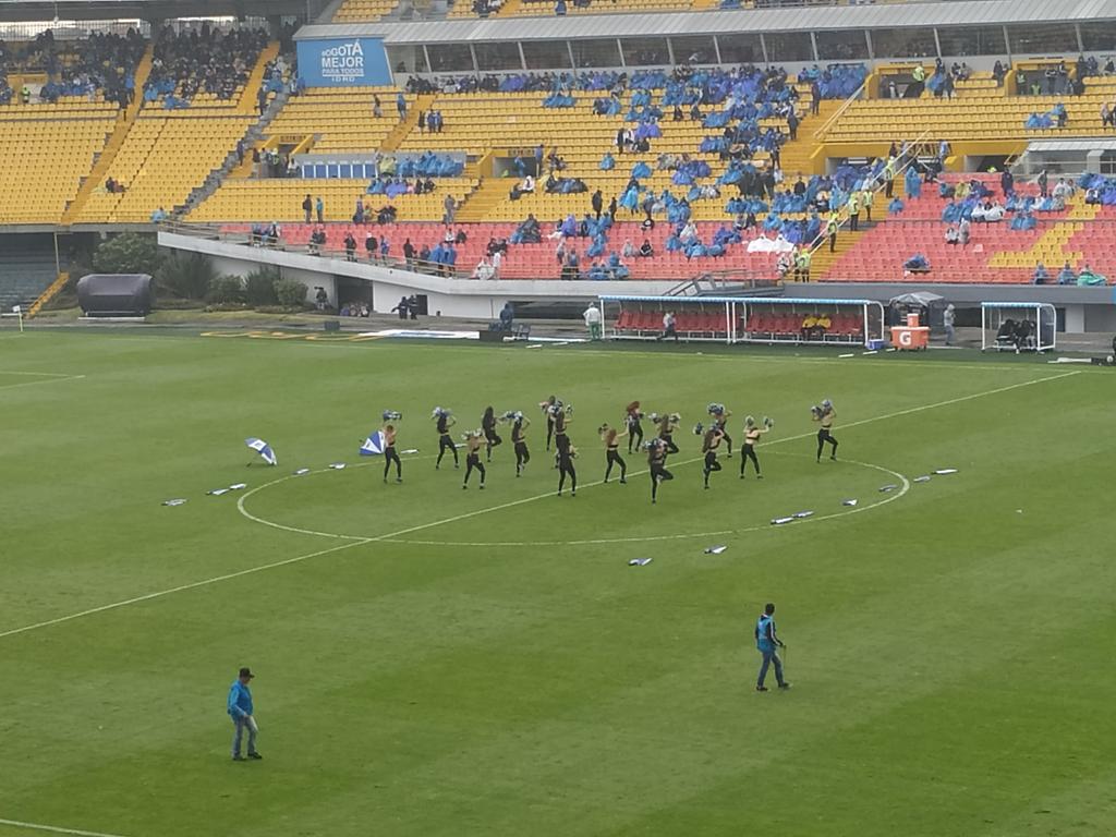 Aun con el aguacero en el Nemesio,  nuestras <a href="/PorristasMILLOS/">PorristasMFCoficial</a> nos acompañan en el entretiempo del partido, las más lindas del FPC #LosEmbajagoles