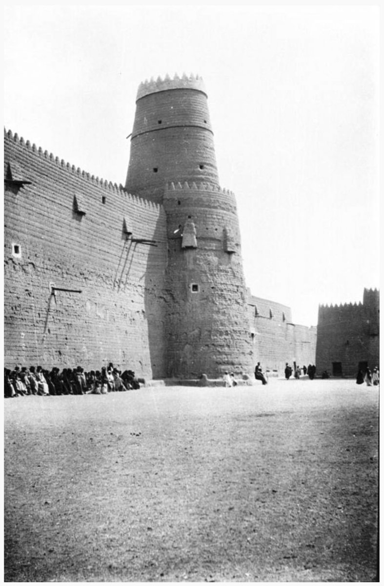 صور لمباني حائل وقيصيريات البيع في سوق برزان وجوار سور برزان وقصره
ويظهر الازدحام في السوق مقارنة بالزمن