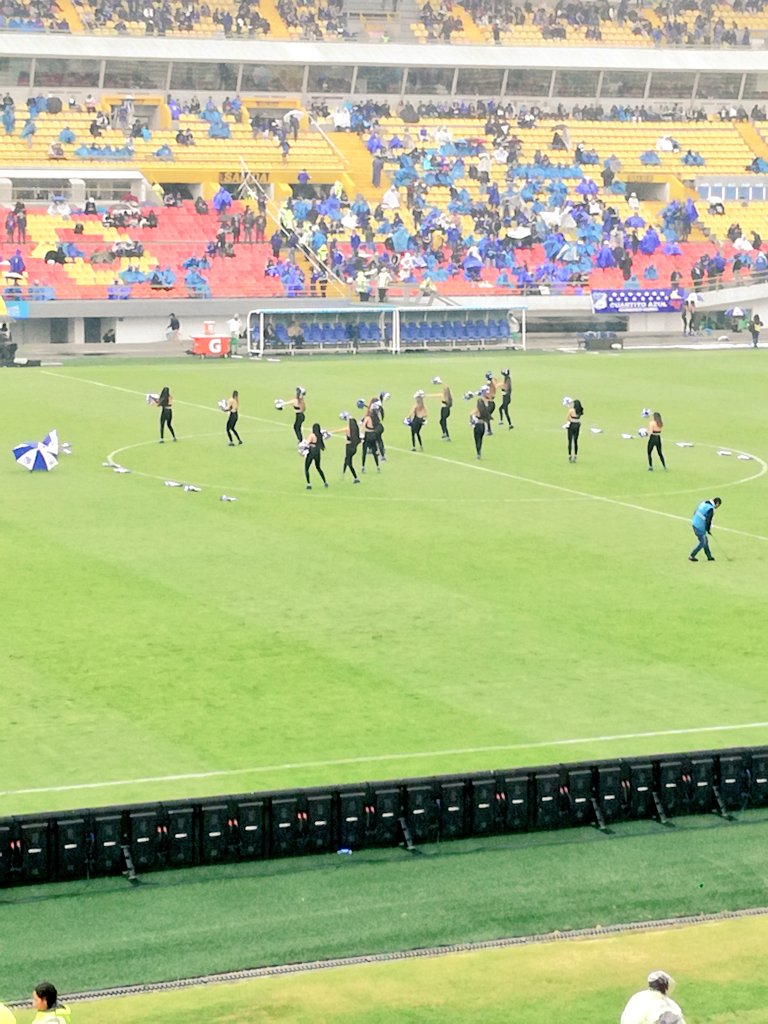 Un aplauso <a href="/PorristasMILLOS/">PorristasMFCoficial</a> no les importó la lluvia la y el frío para realizar su rutina 👏👏👏