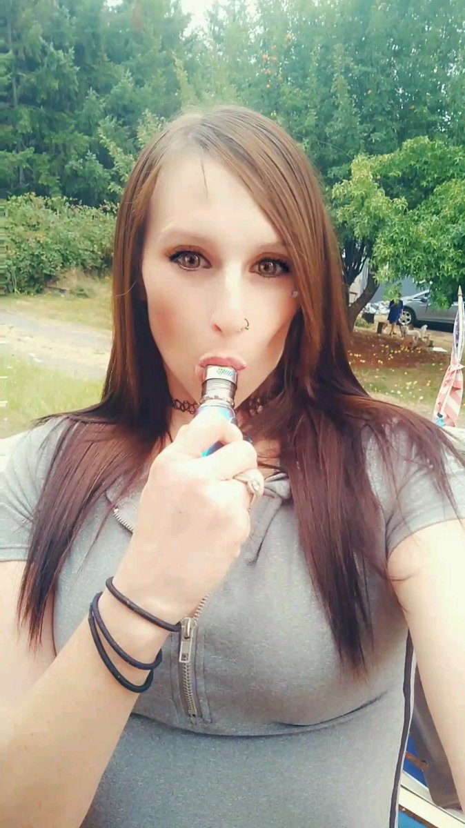 AmnCarl1's tweet photo. ♥️😋🤫😉💋
vaping by the apple tree 

@Vandy_Vape_Official #KylinMRTA 
@EleafGlobal #iStickRim 

#fogkrew #keepinitcloudy #MyVapeWorld #VapeFun #BuilderBabe 
#GO_outsideNvape #vapelife #flavorchaser #funwithclouds //See the original post,please click:https://t.co/8buvetfh4w https://t.co/01tJvpZGpX