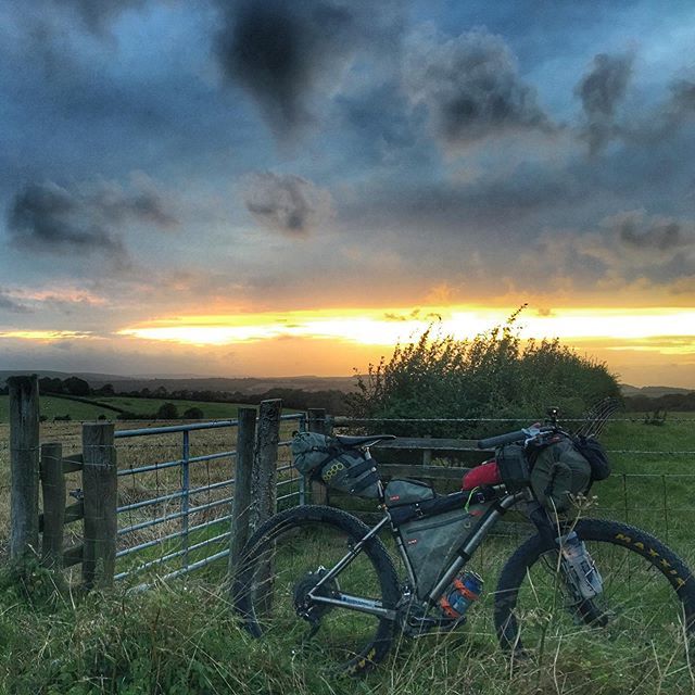 jimbosussexmtb's tweet photo. Great sunset tonight on the way out to the bivvy
.
.
#fatbike_29plus_life #29plus #29erplus #plusbikesarerad #titanium #tilushness @traversbikes #TraversFrames #RussTi #rigid #carbonfork @ti.is.fly #tiisfly @alpkit @apidura #joneshbar #dynamohub #SON28Dy… https://t.co/T2pyN9OfBd https://t.co/CHzELulVXl