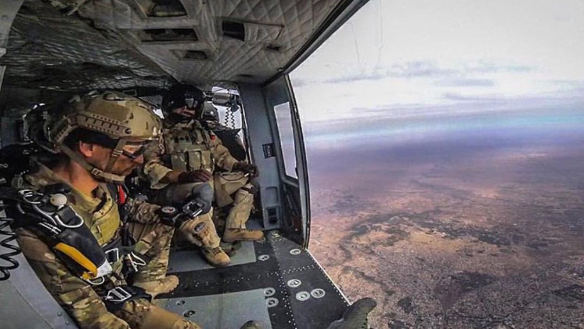 Fgne_esp's tweet photo. Miembro de la fgne en un salto en apertura desde un augusta-bell canadiense. #infanteriademarinaespañola #armadaespañola #spanishnavy #spanishmarines #armadaesp https://t.co/uLvXqtZwrB