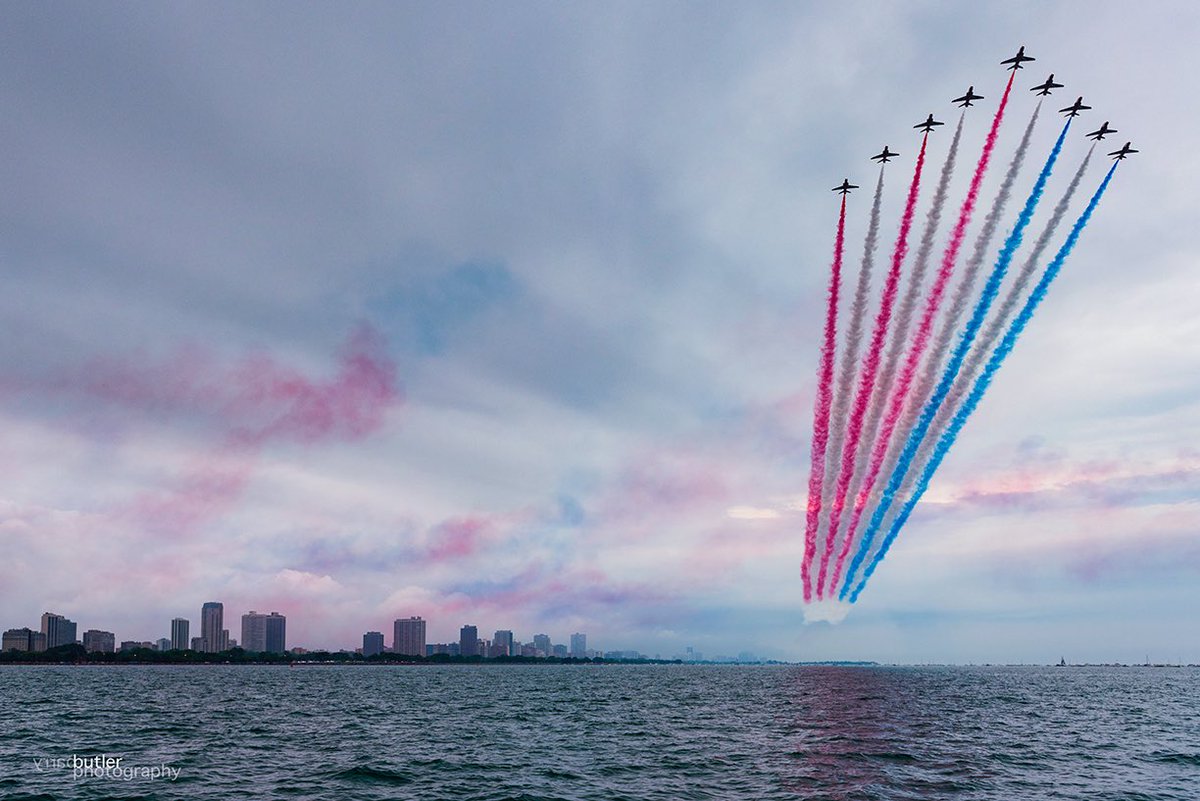 barrybutler9's tweet image. The Royal Air Force Red Arrows on Saturday at the Chicago Air &amp;amp; Water Show #airshow #chicago #news @ChicagoDCASE