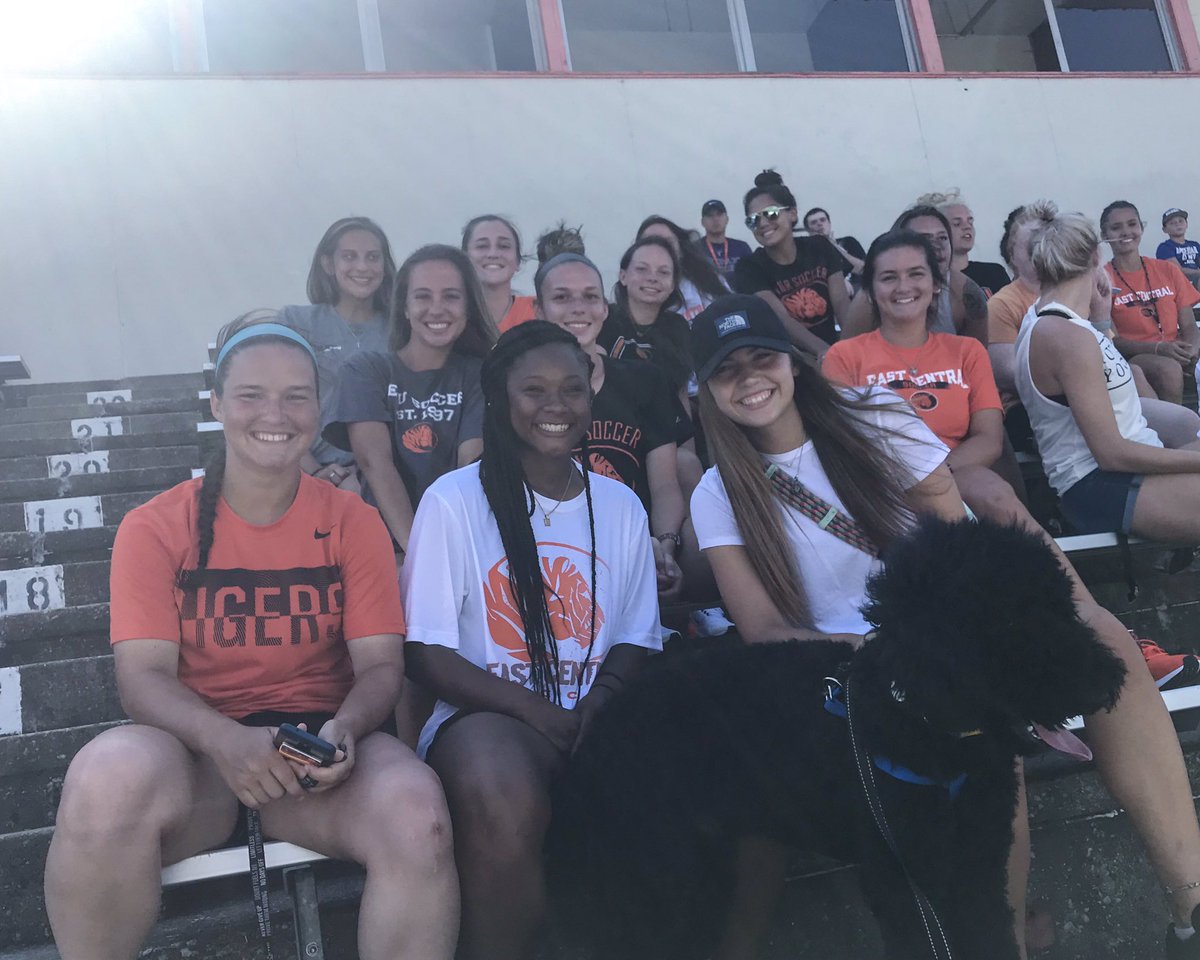 ECUTigerUpdates's tweet photo. President Pierson and students enjoying Ecu Tiger football 🧡🐯 #ECUTigers #WOWeek https://t.co/jl20LVs0Ox