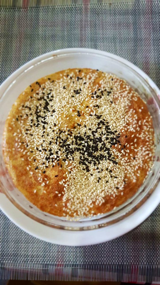 #أكلات_كيتو

أحد أنواع الخبز الكيتوني

كاسة جبنه موزاريلا .وكاسة دقيق لوز تقريبا 50غم..بيضة فانيلا وخميرة ورشة صغيرة ملح..ملعقة زبدة.او زيت زيتون
نسيح الجبنة.ونضيف المكونات الاخرى.نعمل عجينة ..ونخبزها
البيض والجبن.بيعطو حجم.وكاربهم قلي.

وصفة زاهرة <a href="/Zahira26765429/">Zahira</a>