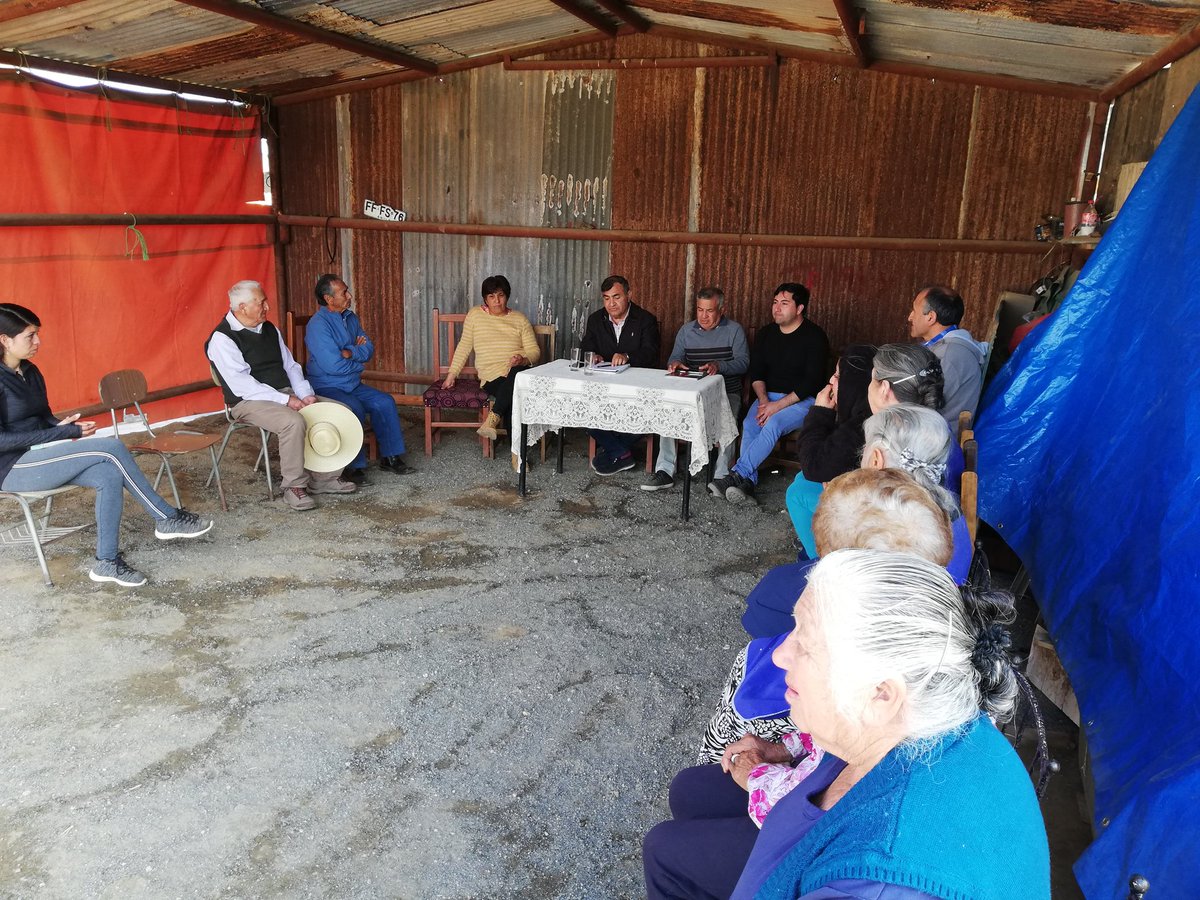 Araya7Carlos's tweet photo. Un verdadero placer compartir en jornada sabatina con vecinos y vecinas del sector La Guanaca en #Punitaqui, avanzaremos junto a ellos en arreglo con maquinaria de su cancha de carrera y nos comprometimos con una nueva sede comunitaria para reuniones. #JuntosConstruyendoFuturo https://t.co/GnLy493HFd