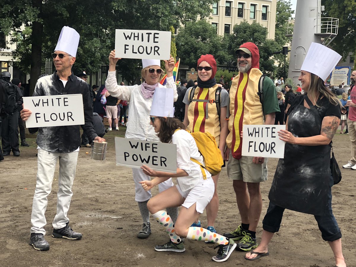 deborahebloom's tweet photo. Not sure who these ppl are but ... sure? 🤷🏻‍♀️ #PortlandProtest https://t.co/CzG6rbz5oS