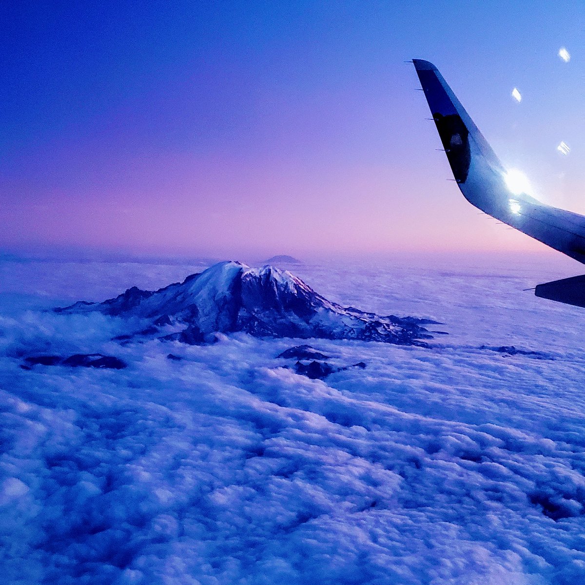 wayfarershutter's tweet photo. Breathtaking view of #mtrainier from @flyfrontier. #travel #summit #horizon #sunset #abovetheclouds #mthoodinfar https://t.co/EnbhJWwQR8