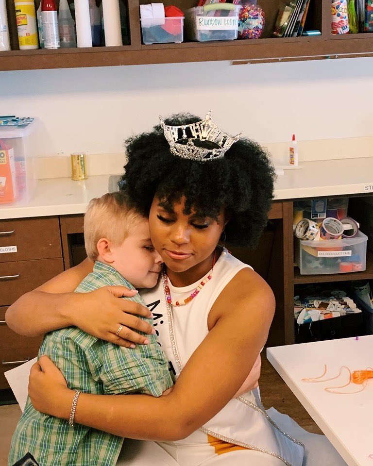 MissAmericaTX's tweet photo. Ronald McDonald House, Dallas
Chandler visited with many patients and from the looks of it gave them something to smile about!👑😊
#missemericatx #missamerica #misstx19
#service #dallas #rmhdallas https://t.co/8LJawgu6DD