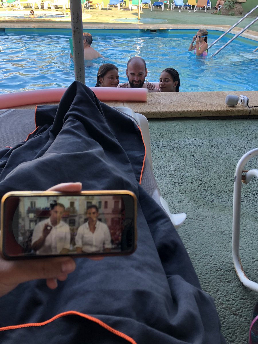 annasaballuda's tweet photo. #castellstv #castellers Alguns Saballuts mirem la diada de Gràcia dins de la piscina. https://t.co/qjKTSYAbKT