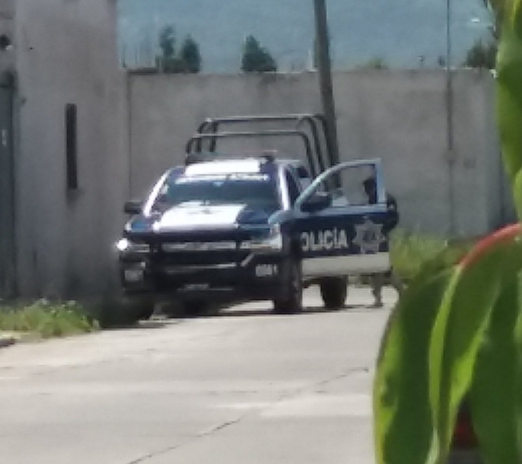 ElDaka22's tweet photo. Las patrullas #AsiNo #EllasNoMeRepresentan #patrulla estacionada mas de 10 minutos en la calle de roble casi esquina #Cedro en Valle #Verde #Tulancingo #NoNosCuidanNosMatan y ellos lavando la #Nave? Nos vieron sacar la #foto arrancaron y salieron en chinga #C4 #C5 #FelizSabado https://t.co/EasUpudTb6