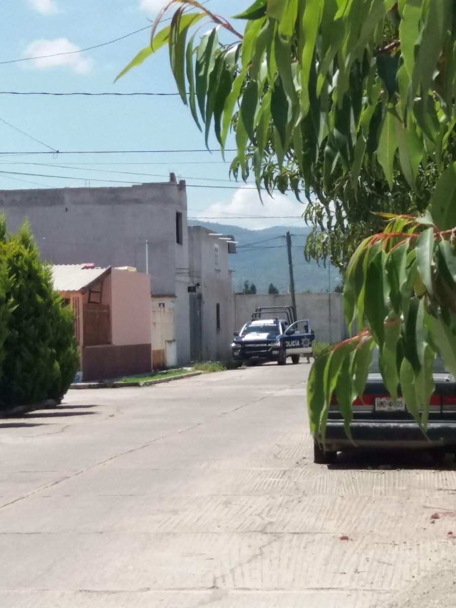 ElDaka22's tweet photo. Las patrullas #AsiNo #EllasNoMeRepresentan #patrulla estacionada mas de 10 minutos en la calle de roble casi esquina #Cedro en Valle #Verde #Tulancingo #NoNosCuidanNosMatan y ellos lavando la #Nave? Nos vieron sacar la #foto arrancaron y salieron en chinga #C4 #C5 #FelizSabado https://t.co/EasUpudTb6