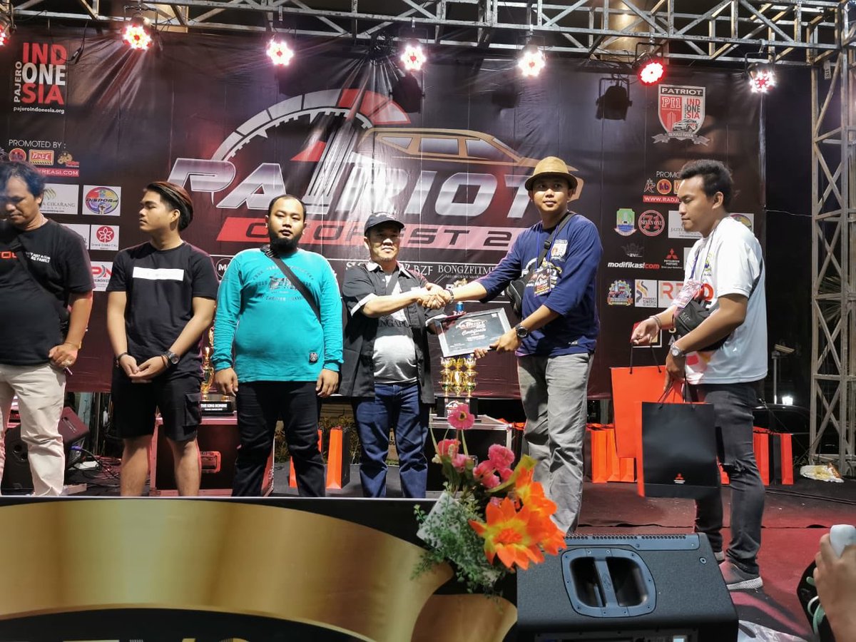 SiuRudy's tweet photo. TOYOTA VELOZ CHAMELEON.                 Meraih Trophy Penghargaan                      BEST KILLER COLOR.                                Dlm Event Patriot Otofest 2019 at Revo Town Bekasi Barat 17082019.
@Velozcommunity @ToyotaID @bambang_bangun @didysoe https://t.co/wS9A4lrz8P