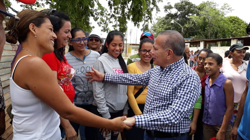 En la caminata por el barrio 12 de marzo en la parroquia Venancio Pulgar. Nuestro líder <a href="/manuelrosalesg/">Manuel Rosales</a> escuchó el clamor de los vecinos, esta comunidad está sin agua, sin calles pavimentadas ni electricidad, traemos la #OperacionLibertad trabajando por el cese de la usurpación.
