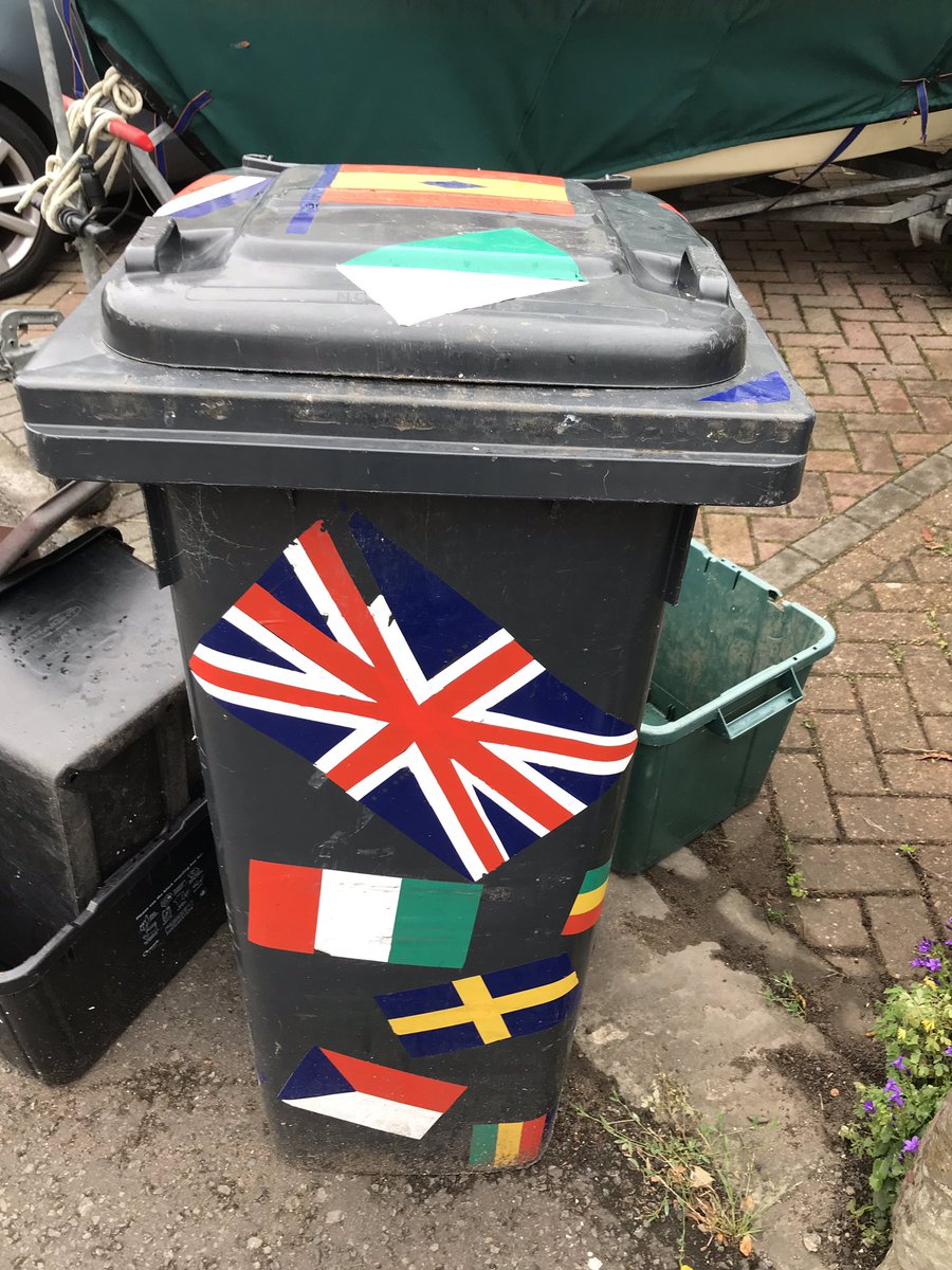 GosstoesGoss's tweet photo. @yellamundie B I saw this bin someone had lovingly customised and thought of you! https://t.co/TB4ejpUEIf