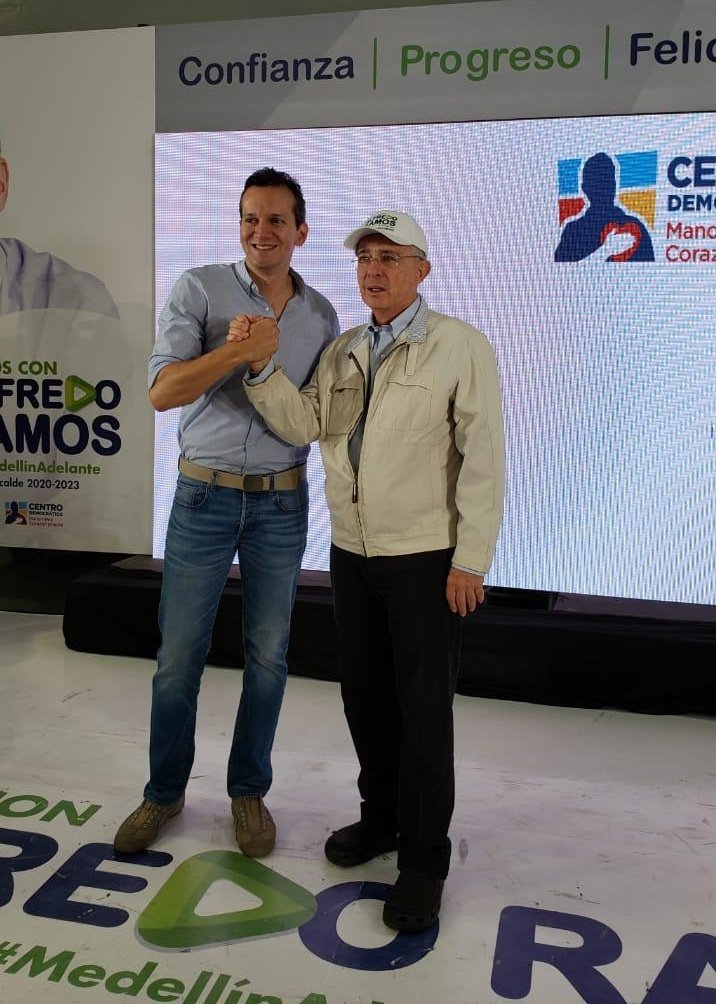RamosMiAlcalde's tweet photo. Una foto llena de amor por #Colombia, por #Antioquia y por #Medellín. #VamosConRamos para la Alcaldía 👏👏 https://t.co/S0A7LrjHNn