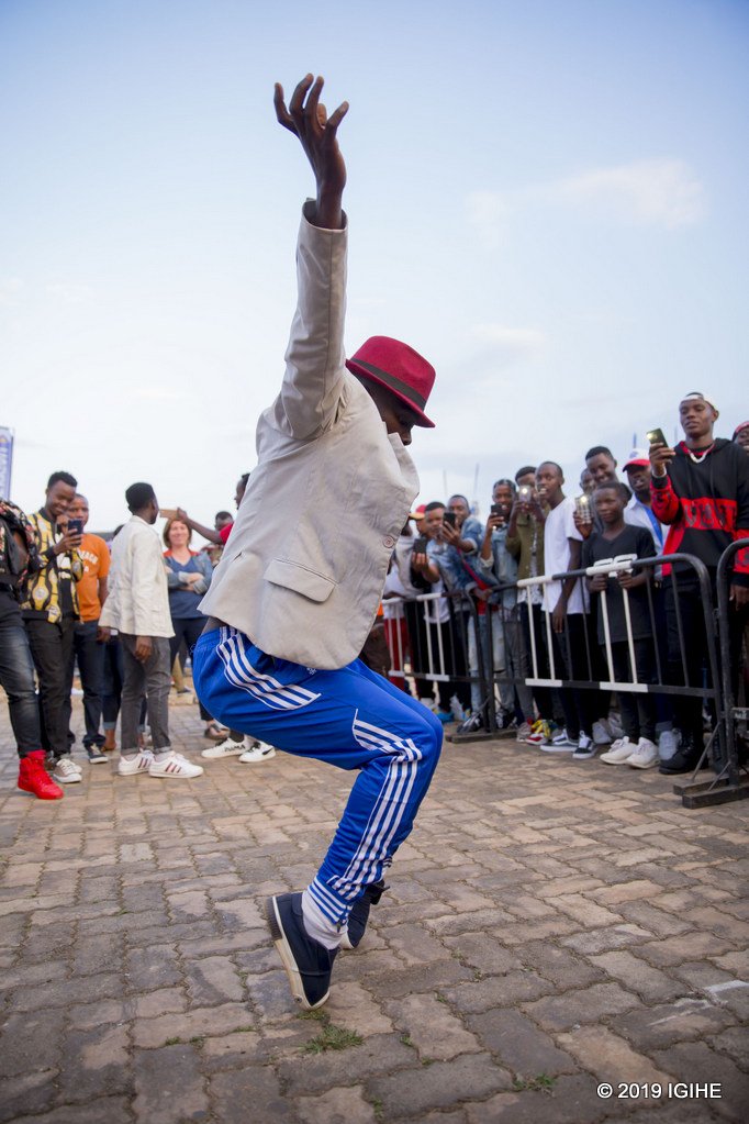 AkayezuJa's tweet photo. The show has started already!

If you're in your way please hurry up

#IwacuMuzikaFestival2019 
#SimbaInKigali
#SimbaInRwanda

Photos: @IGIHE https://t.co/CbgyeI7DqU