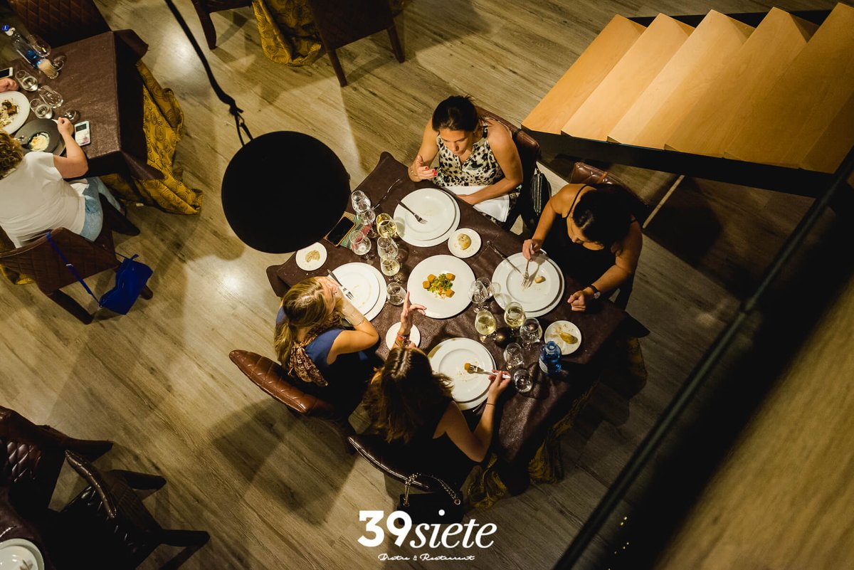 El sábado es el día oficial de salir con amigos ✨ Disfruta de la vida en la mejor compañía, ¿y dónde mejor que en #39siete con una cena exquisita? 😋

¡Hoy es vuestro día! 🧡 #amamosloquehacemos #saborea39siete #badajoz