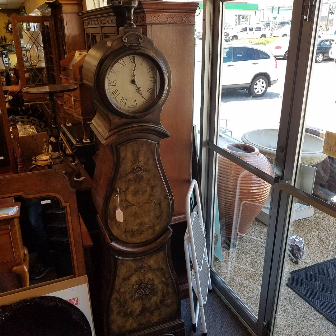 UpscaleResaleTN's tweet image. Floor clock by Hooker $300.  #UpscaleResaleTN #floorclock #grandfatherclock