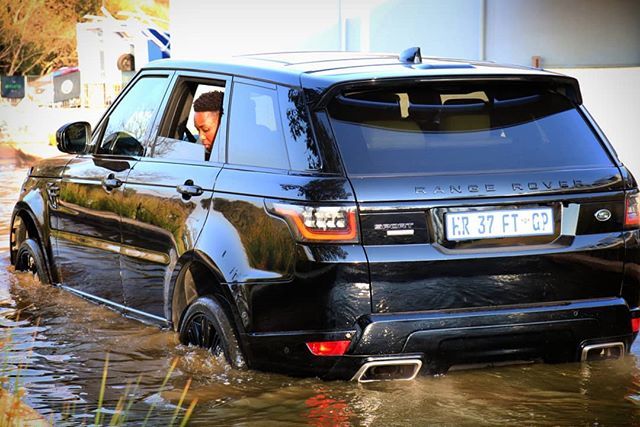araijain's tweet photo. Your co-passengers might get worried about crossing the #river but you as a #Driver will have full faith on your #RangeRover @ExploreZA #JLRExperience #ExploreZA #ExploreJoburg @jaguarsouthafrica @landroversa #TheLifesWay #Photoyatra #AashishRaiJain #WalkingwithCamera #photo… https://t.co/I77Y98hmQN