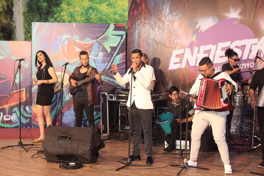 Enfiestatepy's tweet photo. Aplausos 👏 Magnífica presentación de “LOS PRIMOS DEL VALLENATO” 👏👏 

#ENFIESTATE 🎉🎉 Con mucho sentimiento vallenato 🎵 ☺️ https://t.co/4JzdJi2xE5