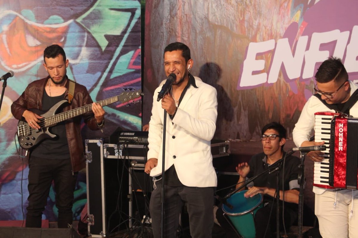 Enfiestatepy's tweet photo. Aplausos 👏 Magnífica presentación de “LOS PRIMOS DEL VALLENATO” 👏👏 

#ENFIESTATE 🎉🎉 Con mucho sentimiento vallenato 🎵 ☺️ https://t.co/4JzdJi2xE5