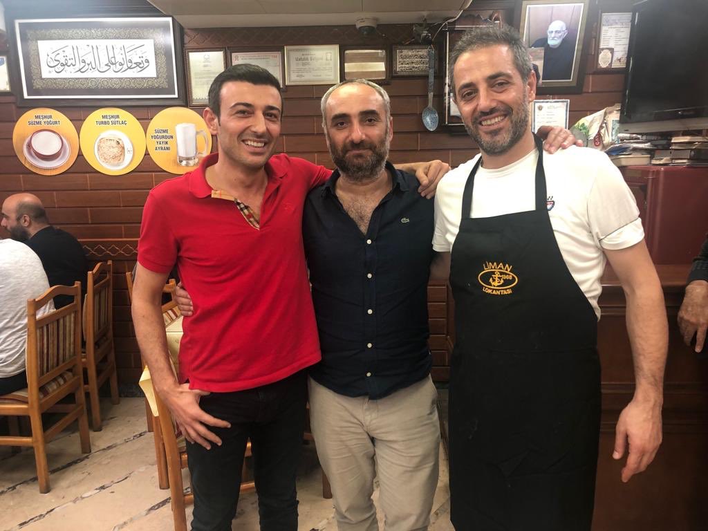 ismailsaymaz's tweet photo. Rize’nin tarihi lokantalarından Liman’da Harika bir sofraya oturduk. Liman’ın sahiplerinden İsmail ve Fatih Reyhanoğlu’na çok teşekkür ederim. Rize’ye yolunuz düşerse Liman’da bir “karışık yemek” ve turbo (sütlaç üstü kadayıf) yiyin. https://t.co/TSsi9g0d4C
