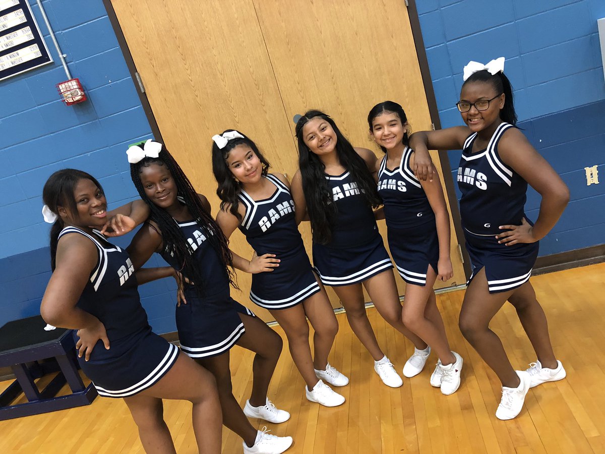 ElsikNGCRams's tweet image. Freshmen @ElsikHighSchool cheerleaders supporting our athletes at Meet the Rams #classof2023 #familia #ramtastic #AliefProud @Alief_Int @elsikfootball
