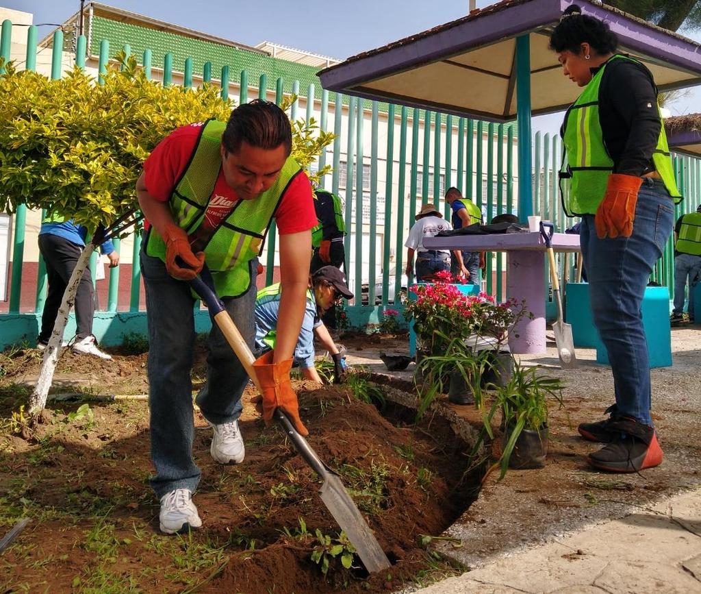 SeGobCDMX's tweet photo. #Hoy equipo SecGob participó en #RetoVerde sembrando nuevas especies de plantas en el Centro Cultural Juan Rulfo @TuAlcaldiaGAM @Claudiashein @fchiguil @rosaicela_ https://t.co/PmQo73I1lO