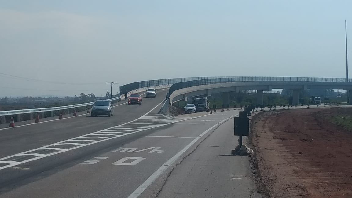 tarcisiogdf's tweet photo. Mais uma entrega do Governo @JairBolsonaro para o Rio Grande do Sul: novo viaduto na saída de Pelotas para o porto de Rio Grande (BR-392/RS) foi liberado neste sábado. Equipamento integra o novo contorno da cidade, com obras em andamento pelo @DNIToficial https://t.co/N2STZoINcM