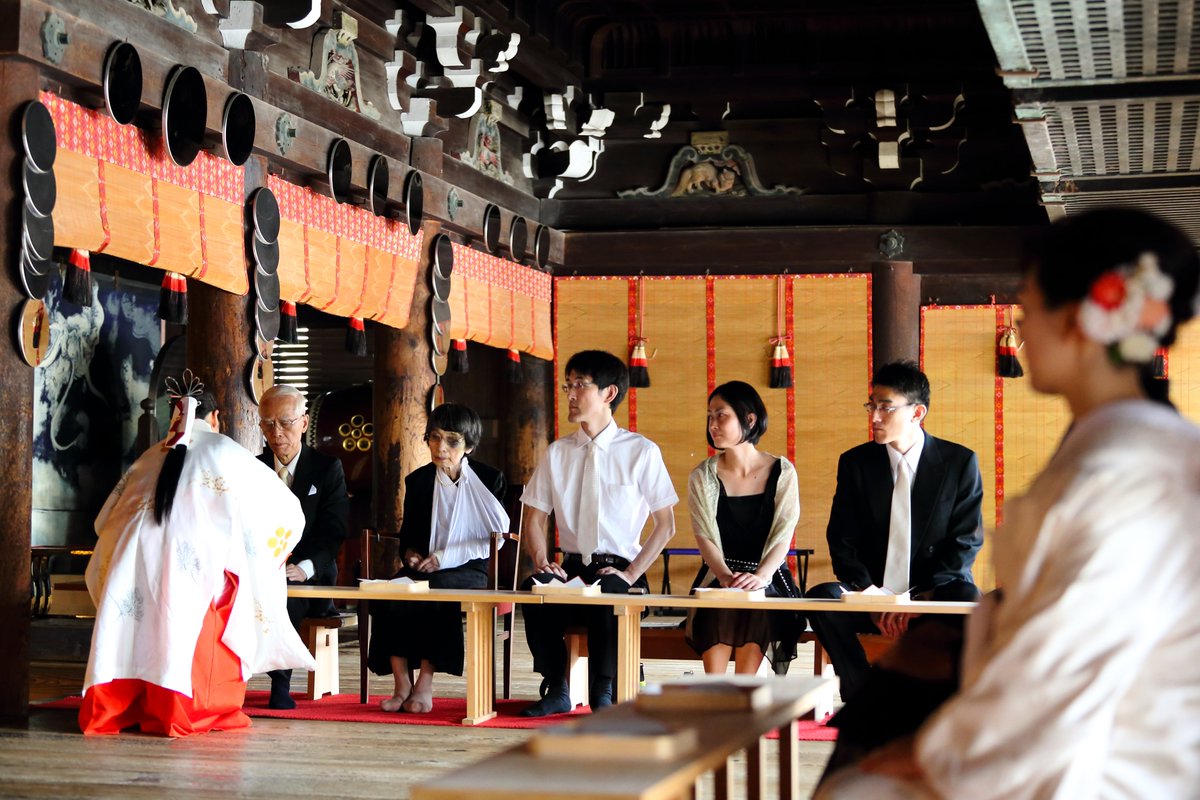 Uzivatel 京都祇園 三々九度 Na Twitteru 京都神社結婚式 北野天満宮の結婚式です 神前式の最終盤で親族固めの盃に巫女さんがお神酒を注いで廻っている様子 T Co Pd1xzviqvh