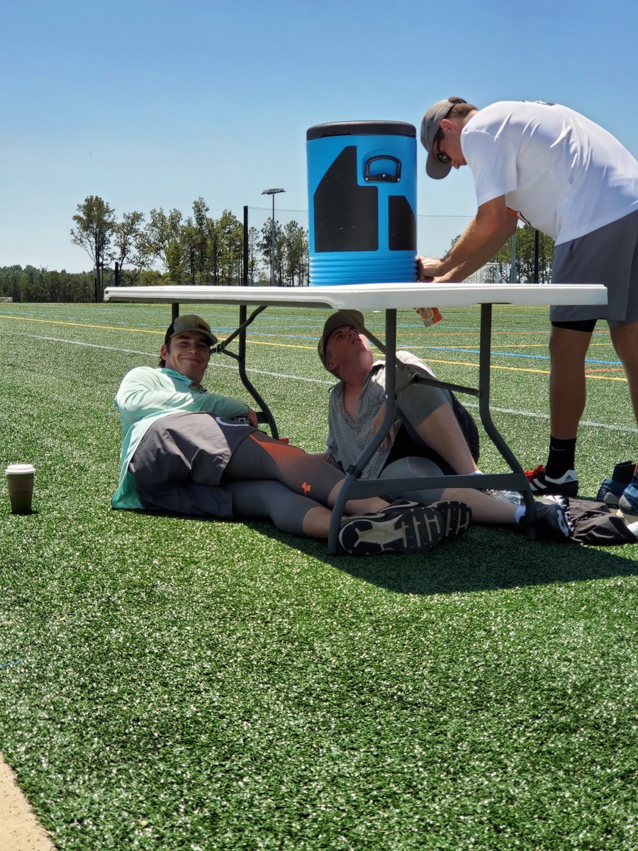 swamp_horse's tweet photo. Shade is worth its weight in gold. #fuckturf @MudbowlBham https://t.co/4XlGf1ANXA