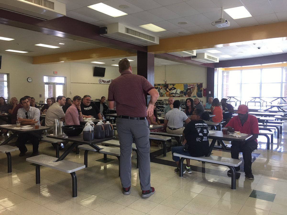 davedru7dt's tweet photo. @SunValleyHS_NC Welcome new and beginning teachers and staff luncheon 8/14 #TeamUCPS https://t.co/aFqJVOzib2