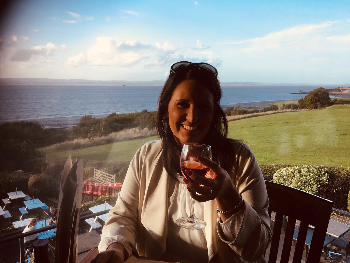 WezreedReed's tweet photo. Not a bad view for tea with this buet #whererwe https://t.co/h6oiLO6PyM