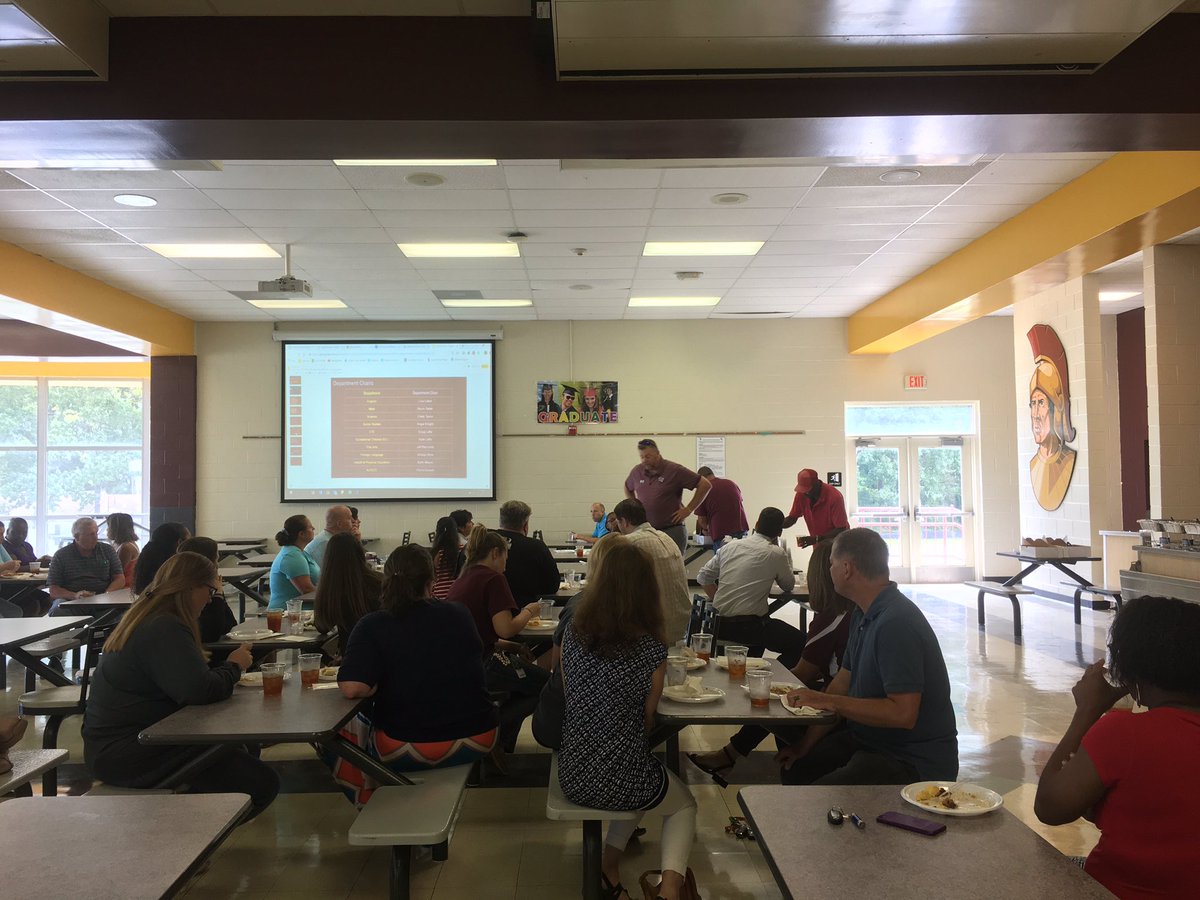 davedru7dt's tweet photo. @SunValleyHS_NC Welcome new and beginning teachers and staff luncheon 8/14 #TeamUCPS https://t.co/aFqJVOzib2