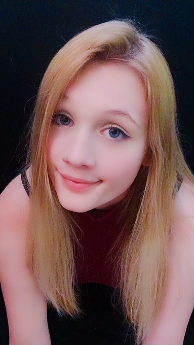 This has to be my favorite outfit tbh... comfy and cozy (*&acute;꒳`*) https://t.co/77TvJi9b8N