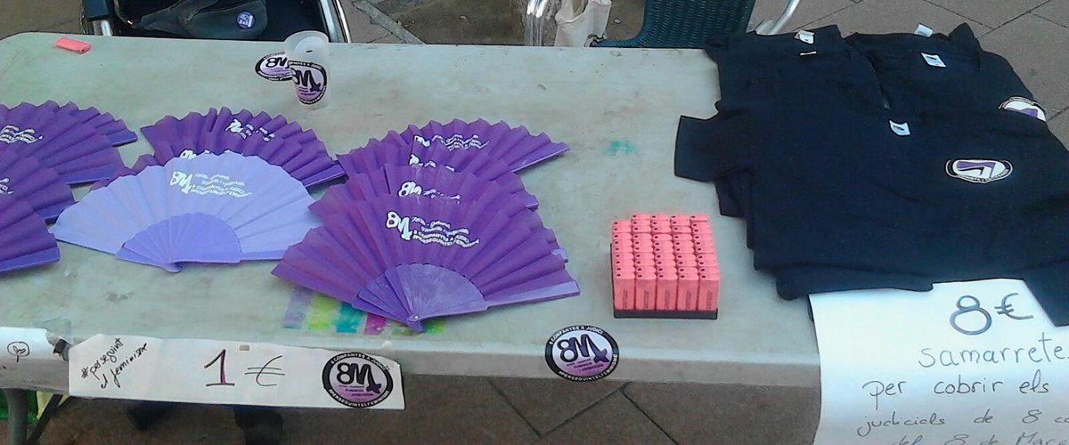 Horteres_'s tweet image. Ja som aquí, a la Plaça John Lennon, a les @FesLlibertaries! 

Veniu i compreu samarretes, ventalls i encendors de #PerseguintElFeminisme! 😉