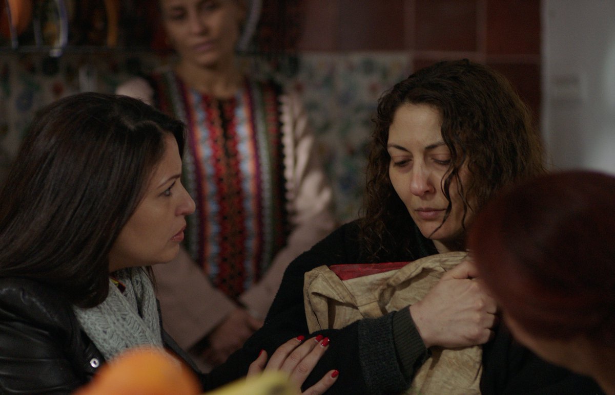 la_Biennale's tweet photo. #BiennaleCinema2019 #Venezia76 #Sconfini Zina e Djo tornano in Tunisia dal fronte siriano, dove sono state sequestrate e violentate. #LesÉpouvantails di #NouriBouzid racconta la loro dura e lunga ricostruzione → https://t.co/a8FwDBZ4Ku https://t.co/3ltUSXpIQL