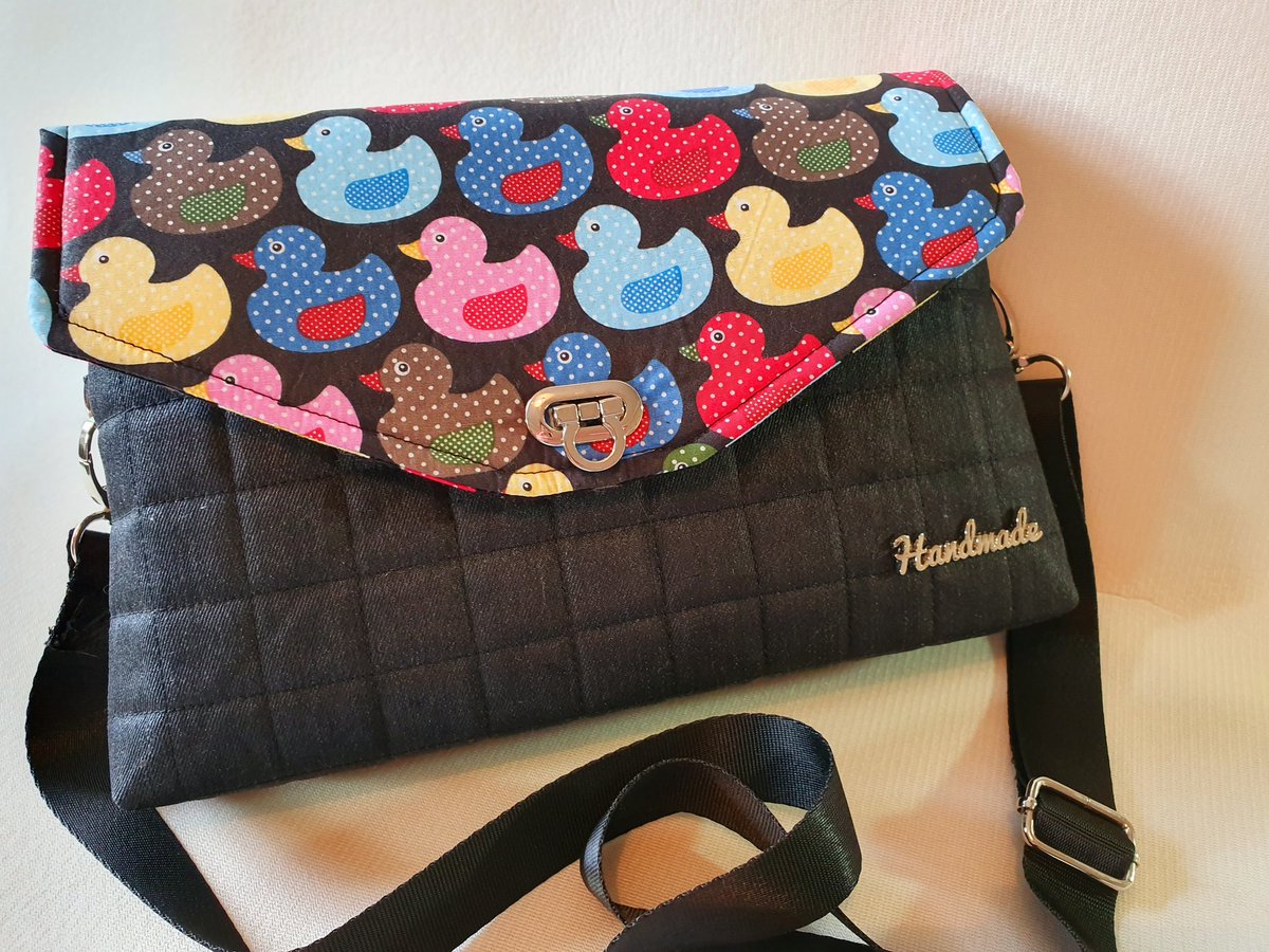 MagsGreenslade's tweet photo. Made myself a modified #SingaporeSling from #PinkPonyDesign
I upscaled it by 10% and quilted the black denim exterior. #MadeByMags #FeelTheQuirky #Handmade #ducks #bagsbyMags #Taunton https://t.co/RfarT1F6sb